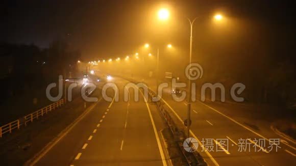 在雾蒙蒙的夜晚，一条有四条线路的主要城际公路上繁忙的交通