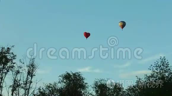 蓝天空中的热气球视频