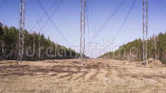 输电塔在蓝天的映衬下视频