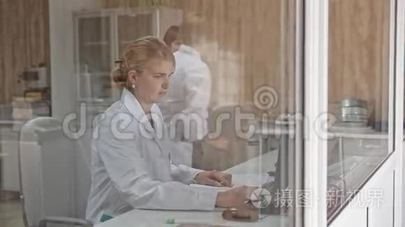 女士在办公室使用台式电脑视频