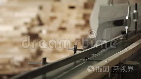 工厂的木工输送机视频