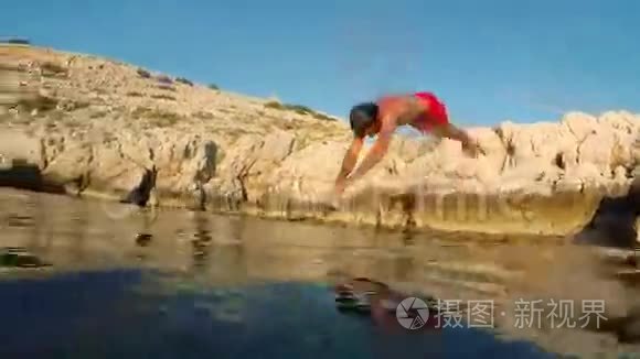 在水下的景色中跳水的人视频