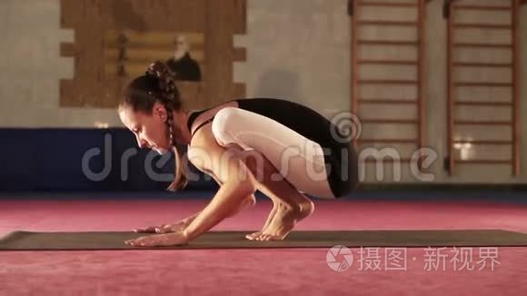年轻灵活的女性瑜伽鹤姿视频