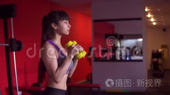 可爱的亚洲女孩从事健身活动