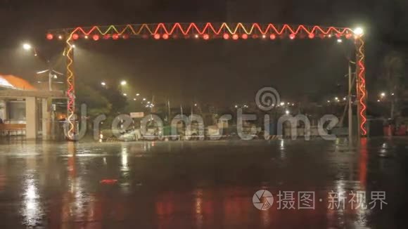 台风期间的大风和暴雨视频