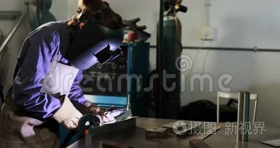 女性焊工焊接金属