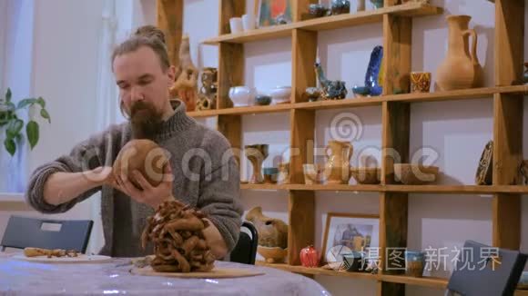 专业男陶器制作陶瓷壶视频