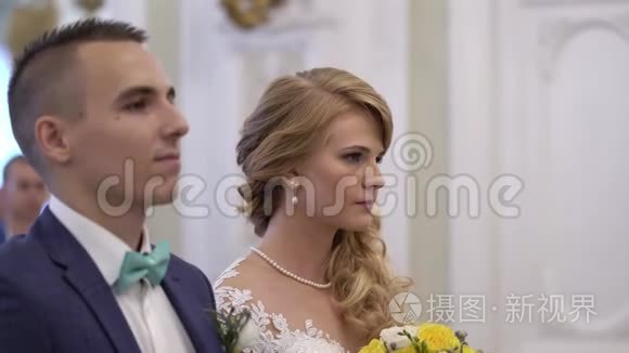 新娘和新郎在婚礼上视频