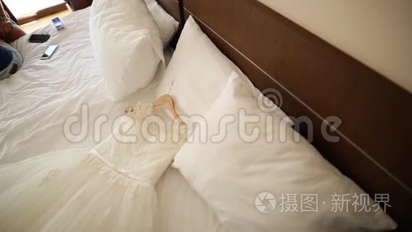 婚纱新娘在床上视频
