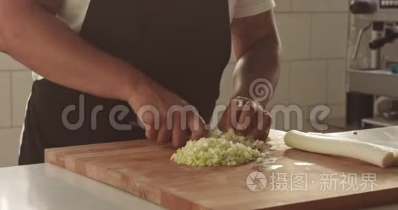 烹饪韭菜和帕尔马饭视频视频