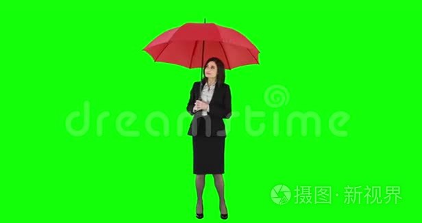站在伞下的女商人视频