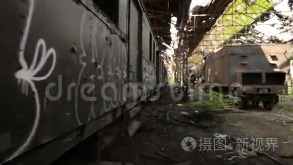 旧火车站的货运列车视频
