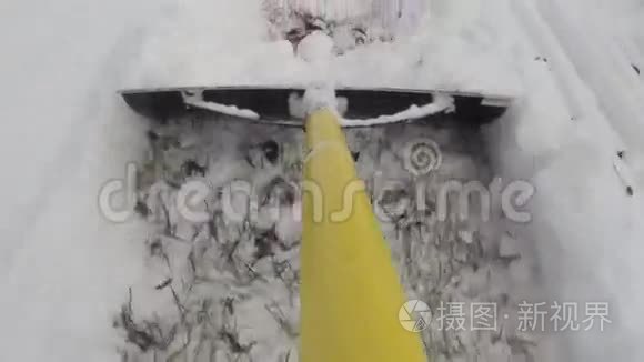 冬雨过后用铲子铲雪