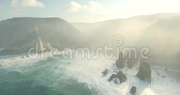 史诗悬崖和海浪景观视频