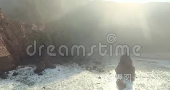 史诗悬崖和海浪景观视频