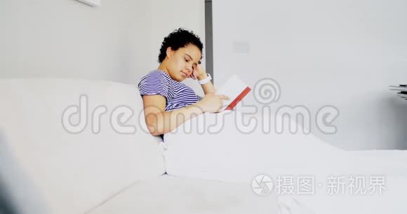 女人在卧室的床上看书