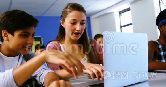 学生在教室里使用笔记本电脑视频