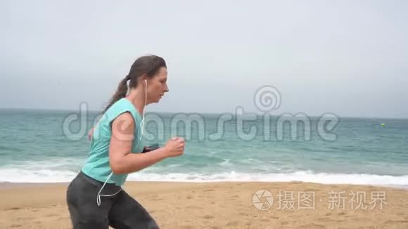 运动的女人沿着海滩奔跑视频