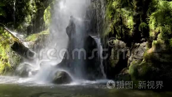 美丽的瀑布在卡布雷亚葡萄牙视频