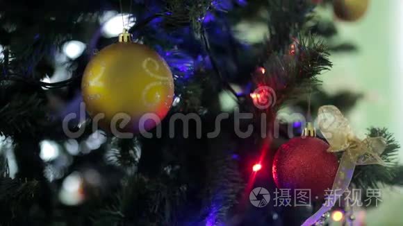 圣诞和新年树装饰、花环和玩具