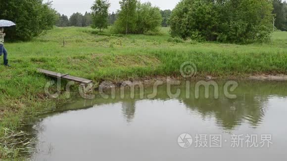 女人伞雨视频