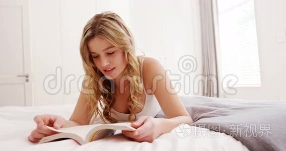 躺在床上看小说的女人