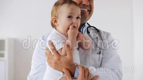 有宝宝的快乐医生或儿科医生视频