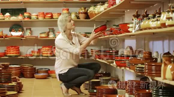 顾客在陶瓷中挑选陶器视频