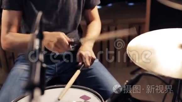 男音乐家演奏鼓和视频