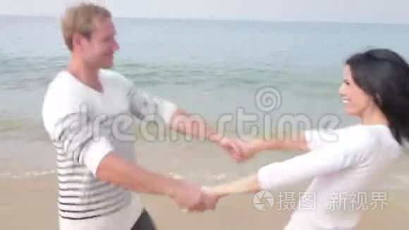 一对夫妇一起享受秋海滩的乐趣视频