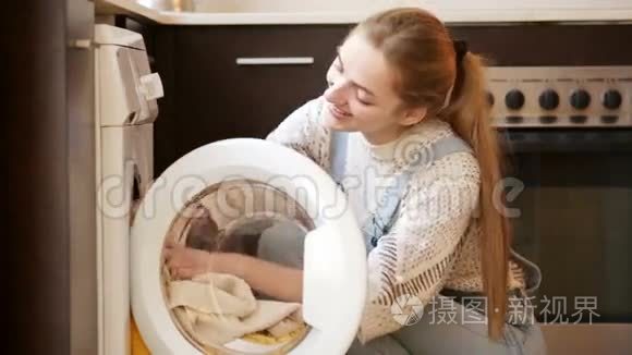 快乐的成年女孩在洗衣服视频
