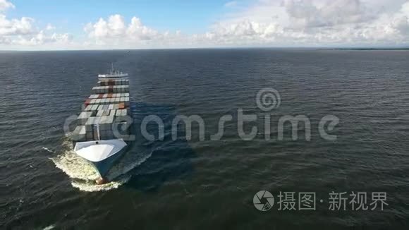 海运集装箱船的鸟瞰图视频