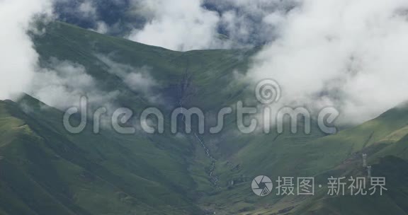 4k云团翻滚在世界屋脊的西藏山顶和山谷。