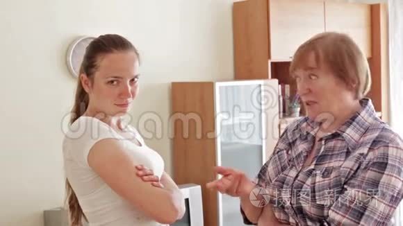 母亲和成年女儿在家吵架视频
