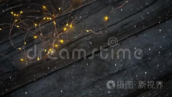 降雪与圣诞灯木材视频