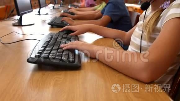 学校计算机班的学生视频