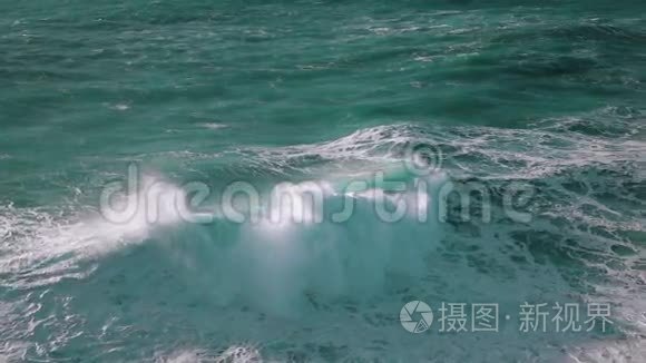 缓慢运动的海浪冲击海岸