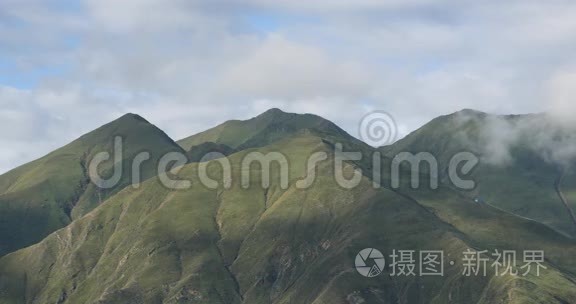 4k云团翻滚在世界屋脊的西藏山顶和山谷。