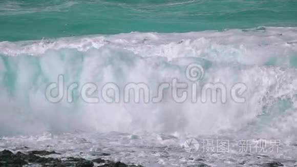 缓慢运动的海浪冲击海岸