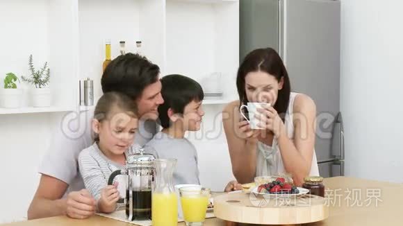 快乐的一家人吃早餐