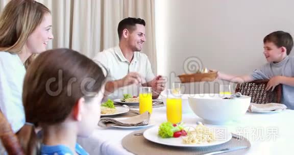 在餐桌上快乐的年轻家庭