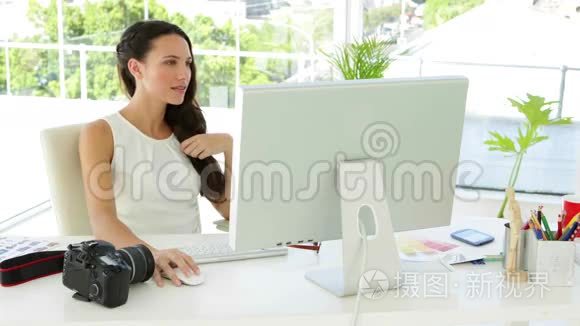 有魅力的女商人集中在办公桌上视频