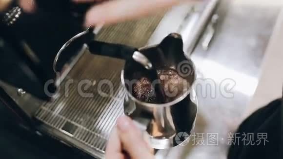 现代咖啡馆里的专业咖啡视频