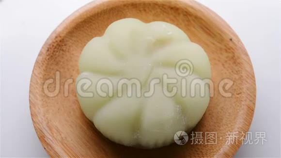 俯视绿色摩登月饼旋转视频