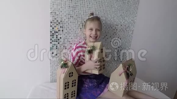 快乐的小女孩手里拿着纸板房子视频