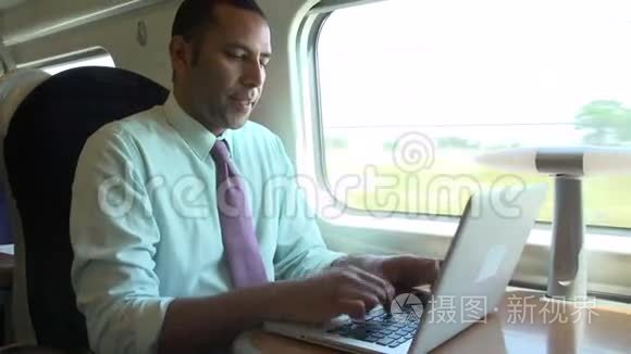 商务人员上下班在火车上和使用笔记本电脑