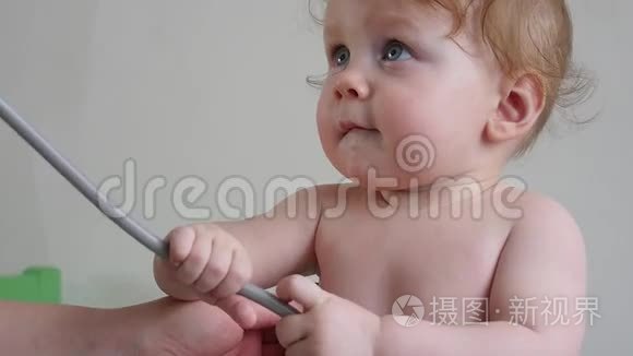 小儿科检查小婴儿视频