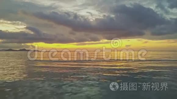 高空观波浪及海面日出视频