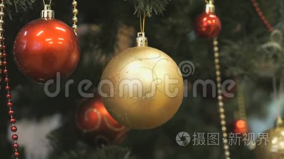 悬挂圣诞树的圣诞玩具玻璃球视频