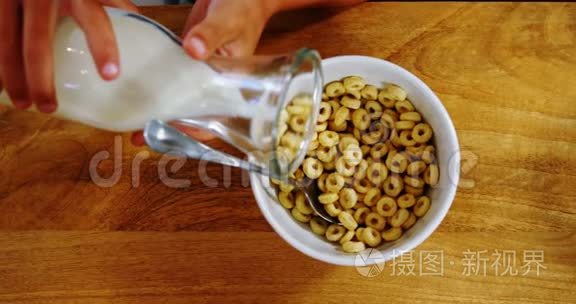 孩子把牛奶倒进麦片碗里视频